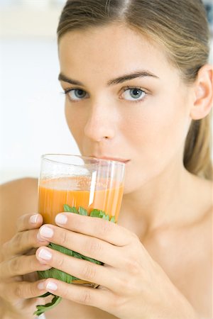 Femme buvant verre de jus de légumes, regardant la caméra Photographie de stock - Premium Libres de Droits, Code: 695-03378759