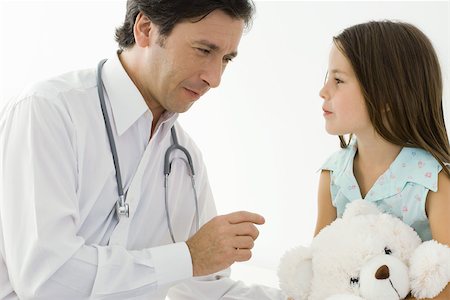 simsearch:695-03378815,k - Médecin assis avec la petite fille, fille tenue d'ours en peluche Photographie de stock - Premium Libres de Droits, Code: 695-03378815