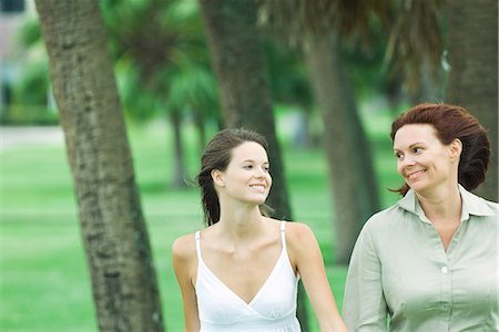 simsearch:696-03402697,k - Mother and teen daughter walking together outdoors, smiling at each other Foto de stock - Sin royalties Premium, Código: 695-03378994