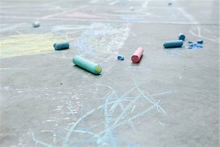 Chalk and drawings on the ground, close-up Fotografie stock - Premium Royalty-Free, Codice: 695-03379066