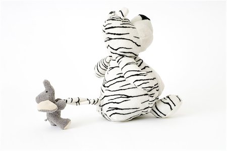 simsearch:696-03396090,k - Jouets en peluche, éléphant tirant sur la queue du tigre Photographie de stock - Premium Libres de Droits, Code: 695-03379063