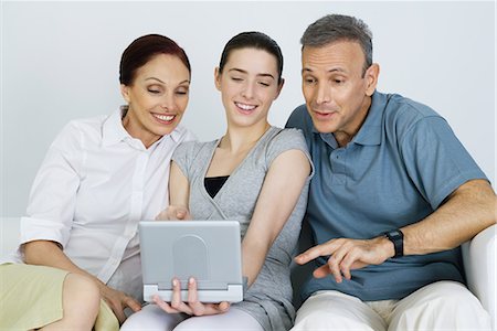simsearch:696-03402697,k - Teen girl watching portable DVD player with her parents, all smiling Foto de stock - Sin royalties Premium, Código: 695-03379155