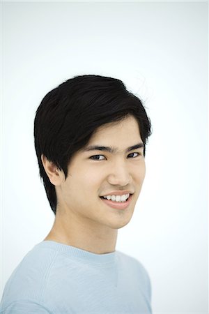 simsearch:695-03390134,k - Young man smiling at camera, portrait Stock Photo - Premium Royalty-Free, Code: 695-03379197