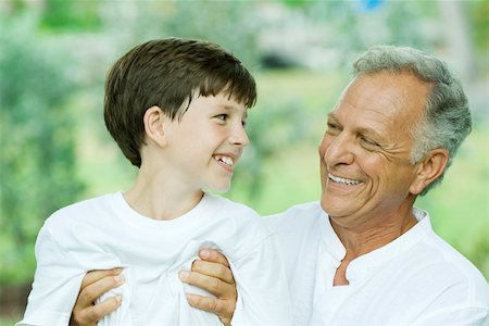 simsearch:632-03779299,k - Grandfather and grandson smiling at each other, man holding boy Foto de stock - Sin royalties Premium, Código: 695-03379434