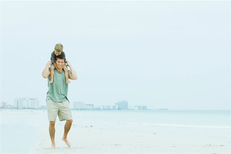 simsearch:632-01380371,k - Father and son walking at the beach, man carrying boy on his shoulders Foto de stock - Royalty Free Premium, Número: 695-03379449