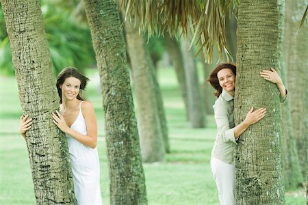 simsearch:695-03380400,k - Mère et fille teen étreindre les troncs d'arbres, souriant à la caméra Photographie de stock - Premium Libres de Droits, Code: 695-03379440