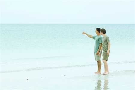 simsearch:695-03379834,k - Man and boy teen debout sur la plage, vue, en regardant l'homme pointant Photographie de stock - Premium Libres de Droits, Code: 695-03379451