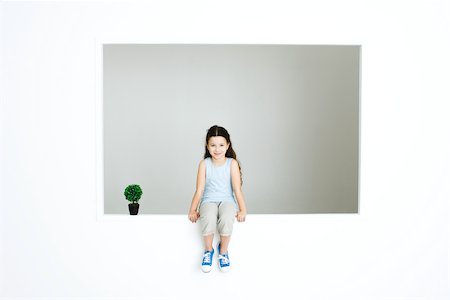 simsearch:632-03193343,k - Little girl sitting on ledge, next to plant Foto de stock - Royalty Free Premium, Número: 695-03379516