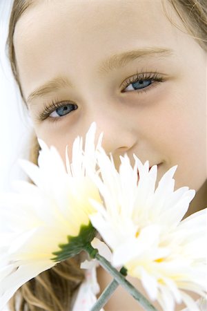 simsearch:632-03193343,k - Girl smelling flowers, looking at camera, portrait Foto de stock - Royalty Free Premium, Número: 695-03379611