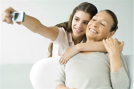 simsearch:689-03131294,k - Teen girl photographing self and grandmother with photophone, both smiling Foto de stock - Royalty Free Premium, Número: 695-03379632