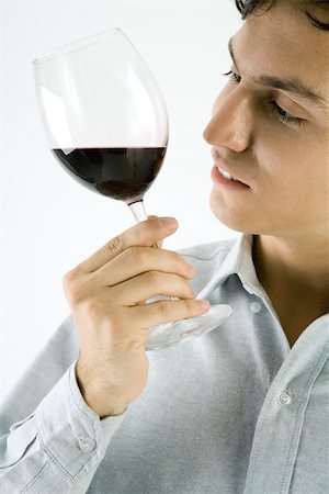 simsearch:695-03389883,k - Man studying glass of red wine, close-up Foto de stock - Sin royalties Premium, Código: 695-03379645