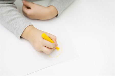 pastel (bâtonnet) - Enfants coloriage avec crayon, recadrée vue de main Photographie de stock - Premium Libres de Droits, Code: 695-03379689