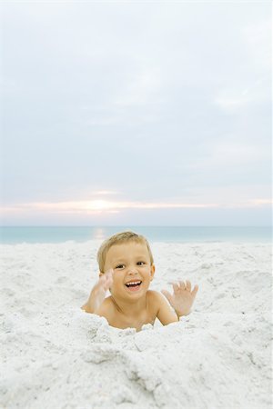 simsearch:695-03378542,k - Little boy at the beach, smiling at camera, portrait Foto de stock - Sin royalties Premium, Código: 695-03379836