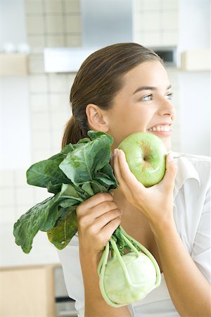 simsearch:695-03378760,k - Woman holding apple and kohlrabi, looking away, smiling Foto de stock - Sin royalties Premium, Código: 695-03379858