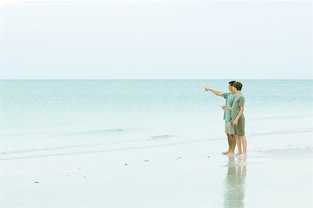 simsearch:696-03395430,k - Man and teen boy standing at the beach, looking at view, man pointing Foto de stock - Royalty Free Premium, Número: 695-03379907