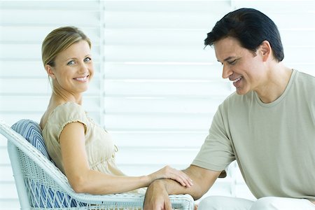 persiana - Couple sitting on porch, woman touching man's arm and smiling at camera, man looking down Foto de stock - Sin royalties Premium, Código: 695-03379900