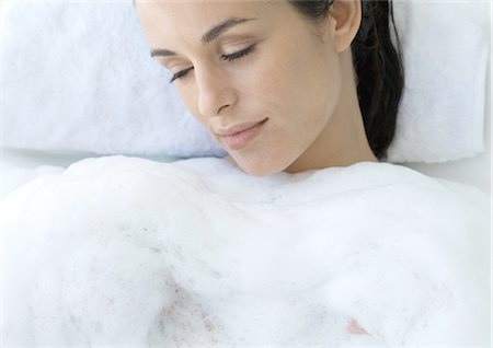 simsearch:696-03400445,k - Woman taking bubble bath Stock Photo - Premium Royalty-Free, Code: 695-03373406