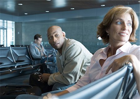 Personnes dans le salon de l'aéroport Photographie de stock - Premium Libres de Droits, Code: 695-03373802