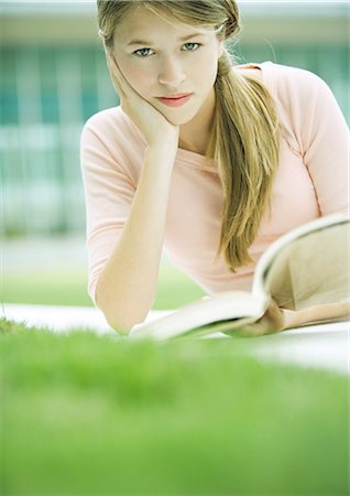 simsearch:632-03193191,k - Teenage girl reading book Foto de stock - Royalty Free Premium, Número: 695-03373909