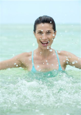 simsearch:696-03400450,k - Woman splashing in water Stock Photo - Premium Royalty-Free, Code: 695-03373926