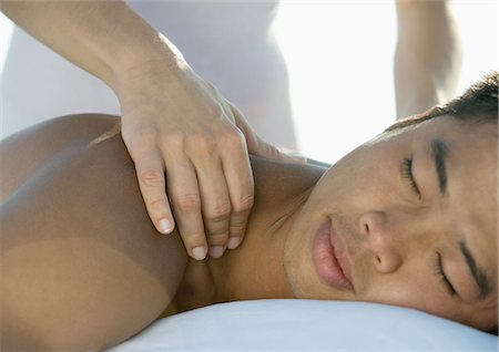 shiatsu - Man receiving back massage Foto de stock - Sin royalties Premium, Código: 695-03373932