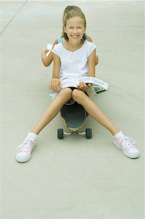 simsearch:695-03373960,k - Zwei Mädchen sitzen Rücken an Rücken auf Skateboard, Lesung Stockbilder - Premium RF Lizenzfrei, Bildnummer: 695-03373964