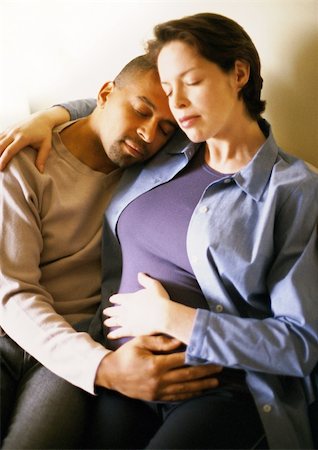 simsearch:632-01140071,k - Pregnant woman sitting with arm around man, portrait Foto de stock - Sin royalties Premium, Código: 695-03384041