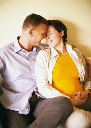 simsearch:632-01140071,k - Man and pregnant woman sitting and smiling at each other Foto de stock - Sin royalties Premium, Código: 695-03384050