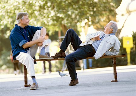 simsearch:695-03384141,k - Mature men sitting on a bench Fotografie stock - Premium Royalty-Free, Codice: 695-03384128