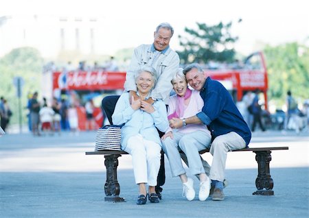 simsearch:695-03384141,k - Group of mature people on a bench, portrait Fotografie stock - Premium Royalty-Free, Codice: 695-03384143