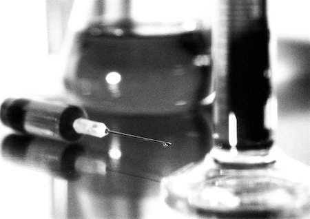 science laboratory black white - Syringe and laboratory glassware, close-up, b&w Foto de stock - Sin royalties Premium, Código: 695-03384274