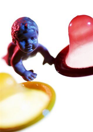 simsearch:695-05770657,k - Plastic baby doll between condoms, close-up Foto de stock - Sin royalties Premium, Código: 695-03384284