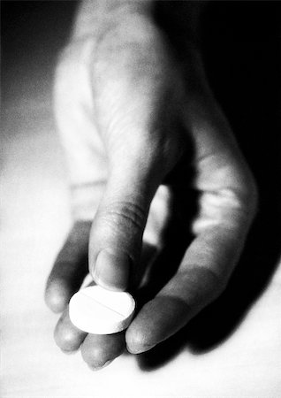 simsearch:632-03897919,k - Hand holding a medicine tablet, B&W Foto de stock - Sin royalties Premium, Código: 695-03384296