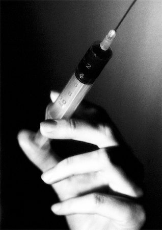 science laboratory black white - Hand holding syringe, close-up, B&W Foto de stock - Sin royalties Premium, Código: 695-03384301