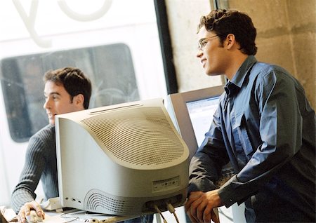 Two men in cyber cafe Foto de stock - Royalty Free Premium, Número: 695-03384687