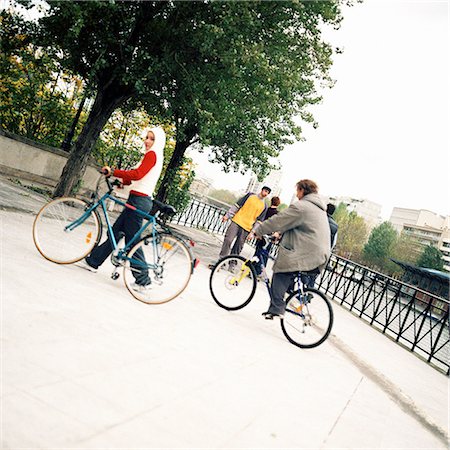 simsearch:632-01137006,k - Deux personnes avec vélos Photographie de stock - Premium Libres de Droits, Code: 695-03384736