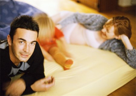 Couple et enfant couché sur le lit Photographie de stock - Premium Libres de Droits, Code: 695-03384755