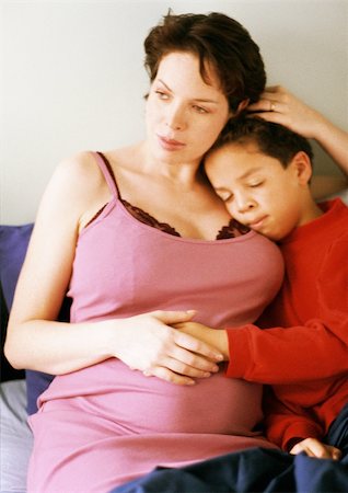 simsearch:632-01140071,k - Pregnant woman sitting with child Foto de stock - Sin royalties Premium, Código: 695-03384762