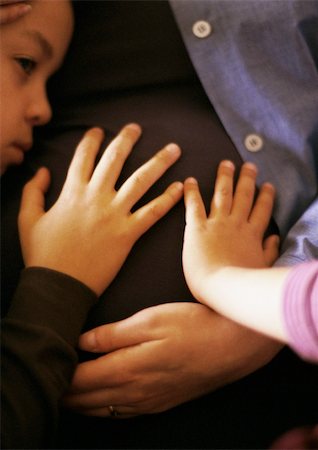 simsearch:633-05401926,k - Enfants toucher le ventre enceinte de mère, gros plan Photographie de stock - Premium Libres de Droits, Code: 695-03384773
