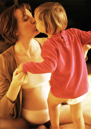 simsearch:695-03384752,k - Pregnant woman kissing child Foto de stock - Royalty Free Premium, Número: 695-03384801