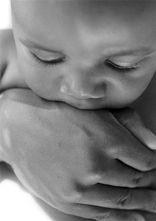 simsearch:695-03384924,k - Baby held in adult's hand, close-up, b&w Foto de stock - Royalty Free Premium, Número: 695-03384952