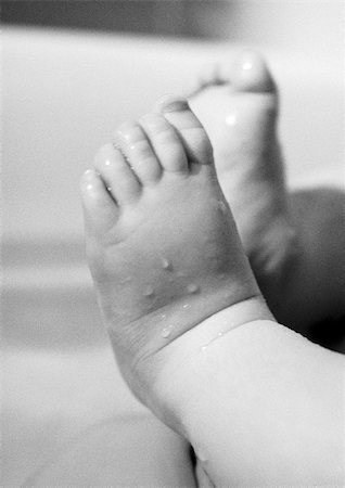 simsearch:695-03384924,k - Baby's wet feet, close-up, b&w Foto de stock - Royalty Free Premium, Número: 695-03384966