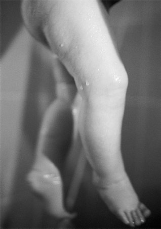 simsearch:632-03630087,k - Baby's wet legs, close-up, b&w Foto de stock - Sin royalties Premium, Código: 695-03384969