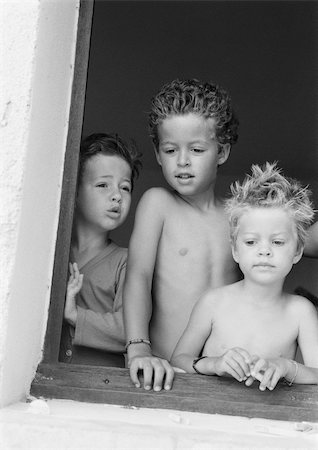 Children standing at windowsill, b&w Foto de stock - Sin royalties Premium, Código: 695-03385057