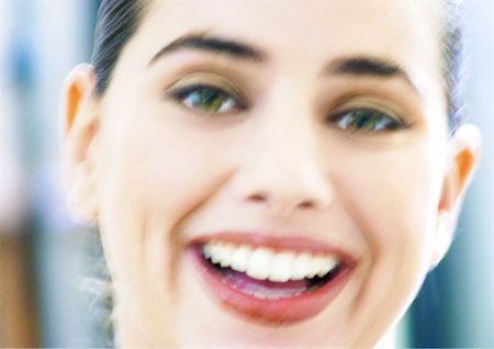 simsearch:695-03388448,k - Woman smiling, close-up, blurred Fotografie stock - Premium Royalty-Free, Codice: 695-03385051