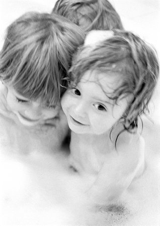 simsearch:633-02044482,k - Children in bathtub with suds, close-up, b&w Foto de stock - Royalty Free Premium, Número: 695-03385064