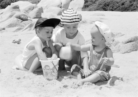 simsearch:695-05773921,k - Deux filles et garçon jouant dans le sable Photographie de stock - Premium Libres de Droits, Code: 695-03385096
