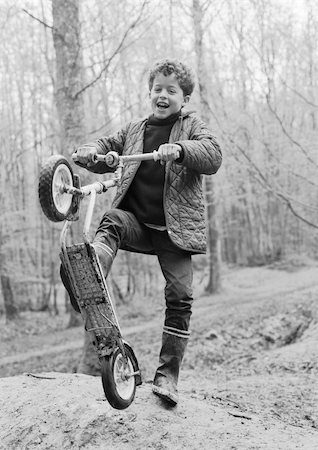 Boy holding scooter, b&w Foto de stock - Sin royalties Premium, Código: 695-03385091