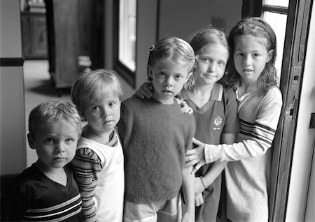 Five children side by side, portrait, b&w Foto de stock - Sin royalties Premium, Código: 695-03385108