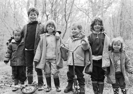 Children side by side in forest, b&w Foto de stock - Sin royalties Premium, Código: 695-03385100